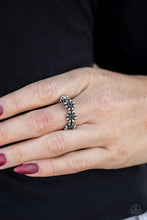 Load image into Gallery viewer, Paparazzi Dancing Daisies - Purple Ring
