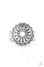 Load image into Gallery viewer, Paparazzi VINTAGE VAULT "Daringly Daisy" White Ring Paparazzi Jewelry
