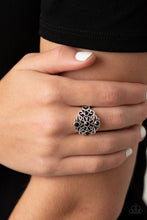 Load image into Gallery viewer, Paparazzi One DAISY At A Time - Black Ring
