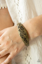 Load image into Gallery viewer, fond-of-florals-brass-p9wh-brxx-122xx
