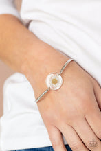 Load image into Gallery viewer, Paparazzi Cottage Season - White Bracelet
