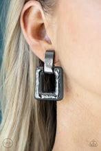 Load image into Gallery viewer, Paparazzi 15 Minutes Of Frame - Black Earrings
