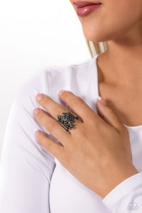 Paparazzi Fearlessly Feathered - Green Ring